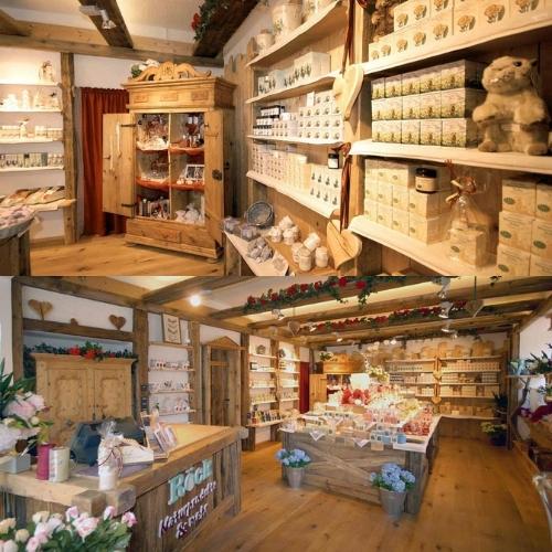 Foto auf der Seite Murmeltier Salbe kaufen - Foto vom urigen Shop in Zell am See. Holzvitrinen, Boden und Decke ebenfalls aus altem Holz.